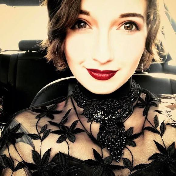 Meet your Posher, Britney - Picture 1 of 3